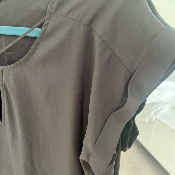 Express Crisscross Detail Blouse - Picture 3 of 4